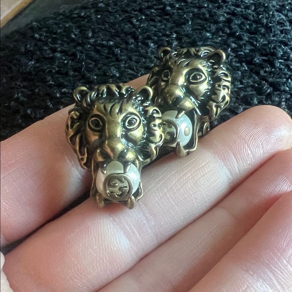 Gucci Gold Lion Motif Earrings - Picture 10 of 12